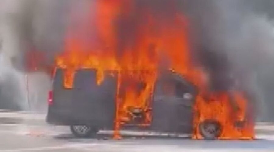 d 100de panik minibus bir anda alev aldi 8SS8HggW