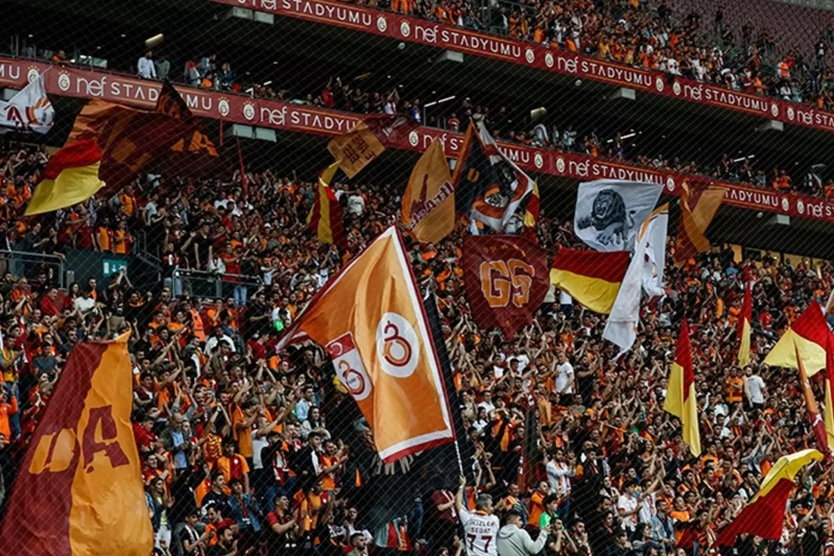 galatasaray taraftari yildiz futbolcuya ofke kusuyor onun yuzunden kaybettik kHJcgiO6
