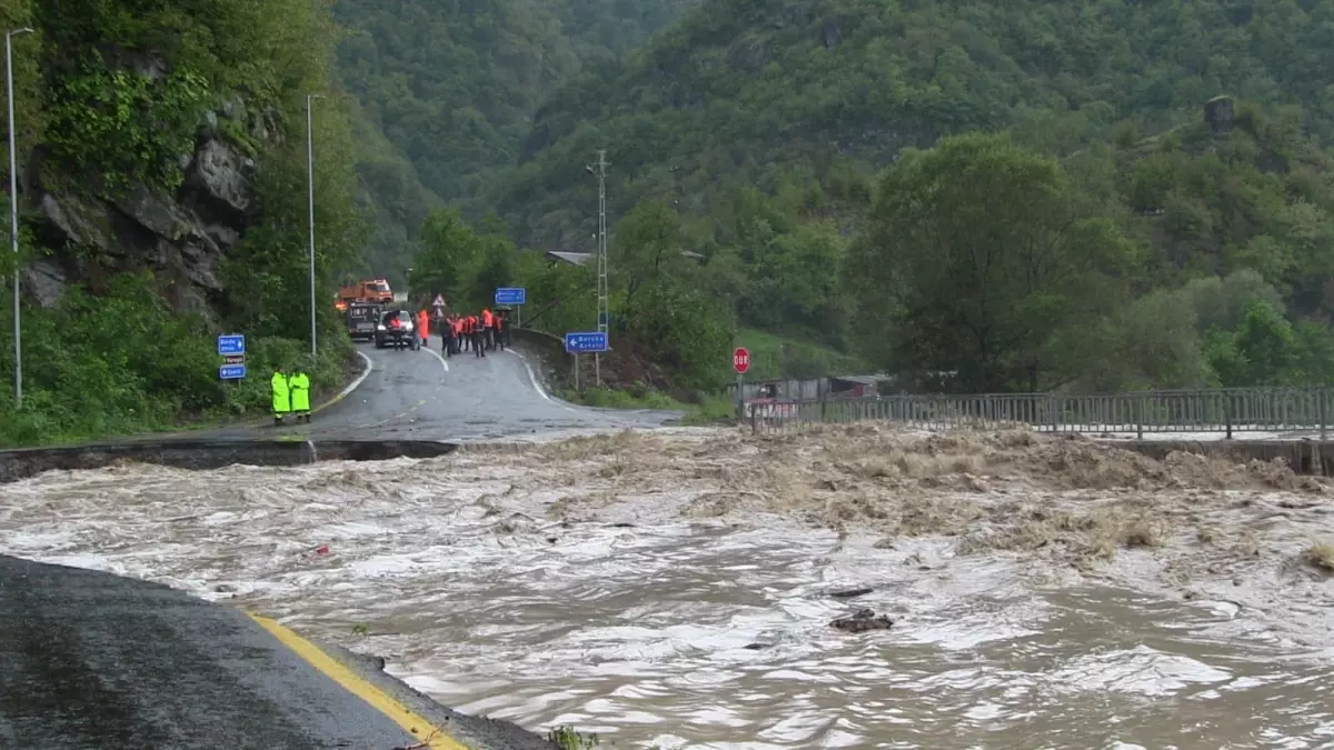 rizede sel oncesi erken tahliye hayat kurtardi jYe76MQv