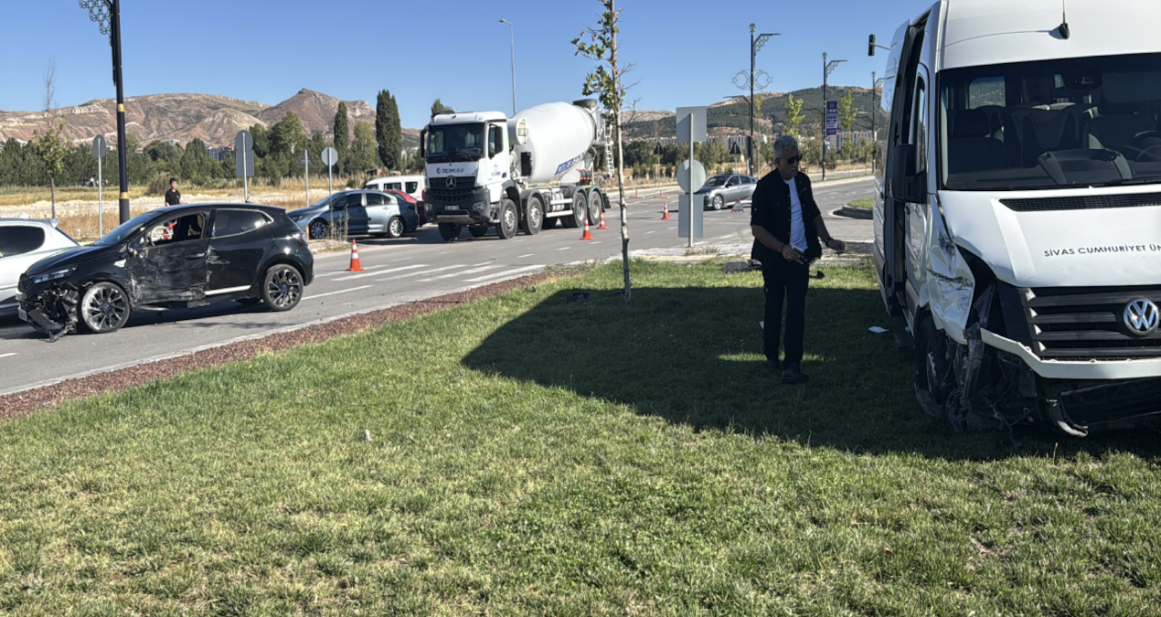 sivasta minibus ile otomobilin carpistigi kazada 3 kisi yaralandi 7i53trwA