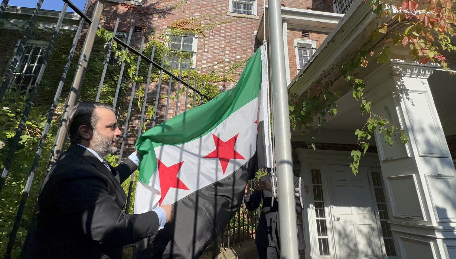 suriye bayragi washingtonda gondere cekildi tarihi bir an tKV7Lwl3