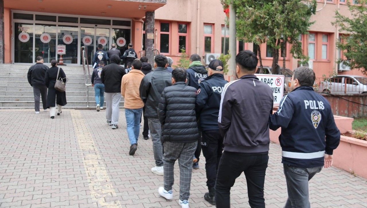 7 ilde siber dolandiricilik operasyonu 14 kisi tutuklandi 7dkzI3Fl