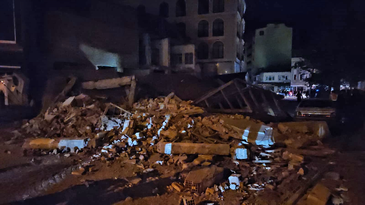 balikesirdeki depremin ardindan bakanlardan aciklama A8agvBcC.jpg