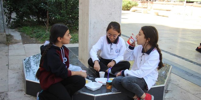 okul yemekhanesine alinmayan ogrenciler yemegini sokakta yedi edk5QGDc.jpg