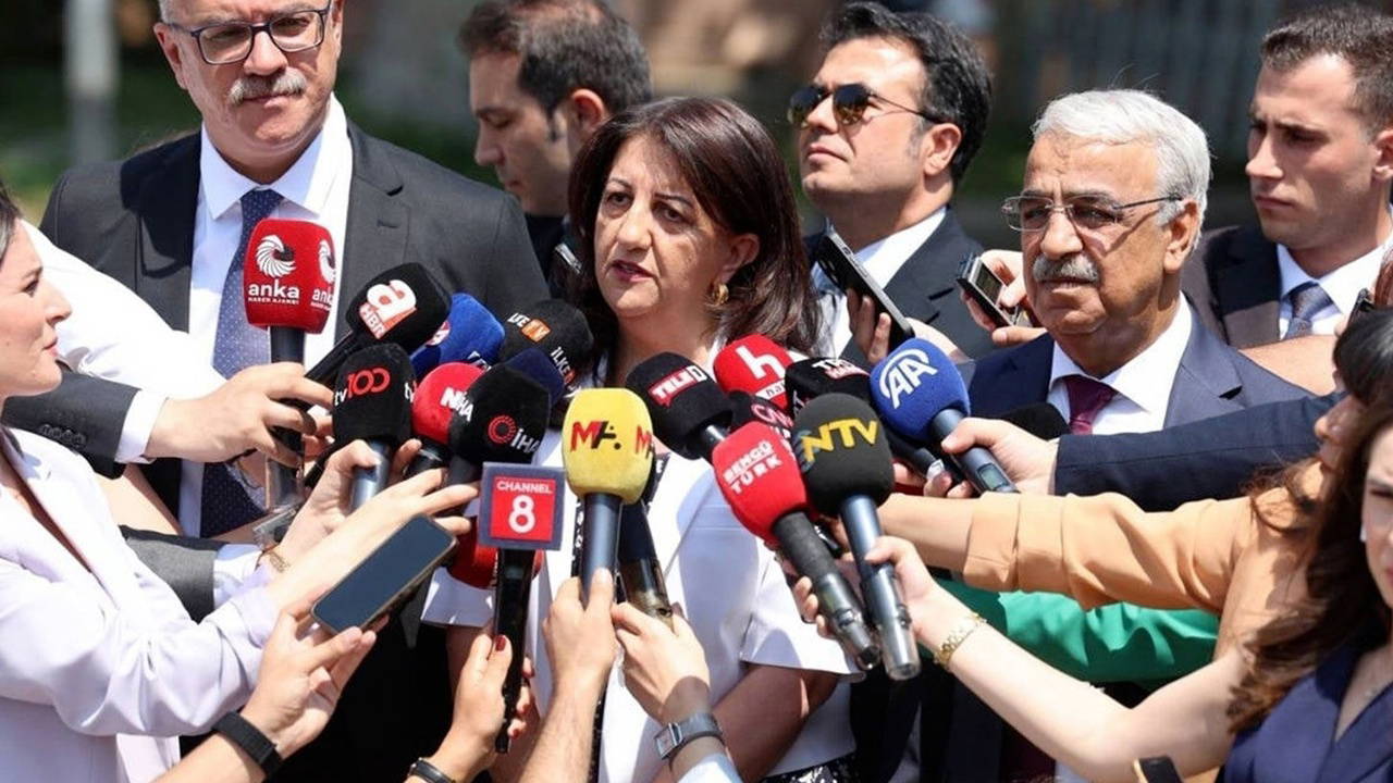Beklenen gorusme yapildi imrali heyeti akpli ala ile gorustu Cqrd71JW